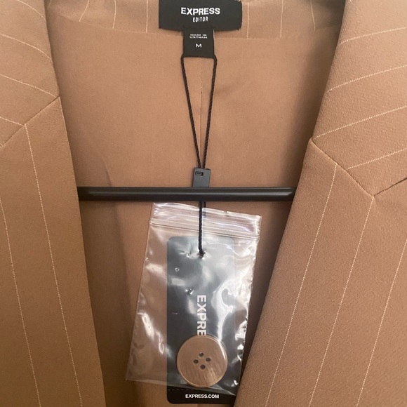 *NWT* Express Women’s Oversized Tan Pinstripe Blazer - Picture 3 of 4